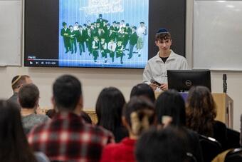 Elisha Cohen entertains the audience with classic Chinese songs.